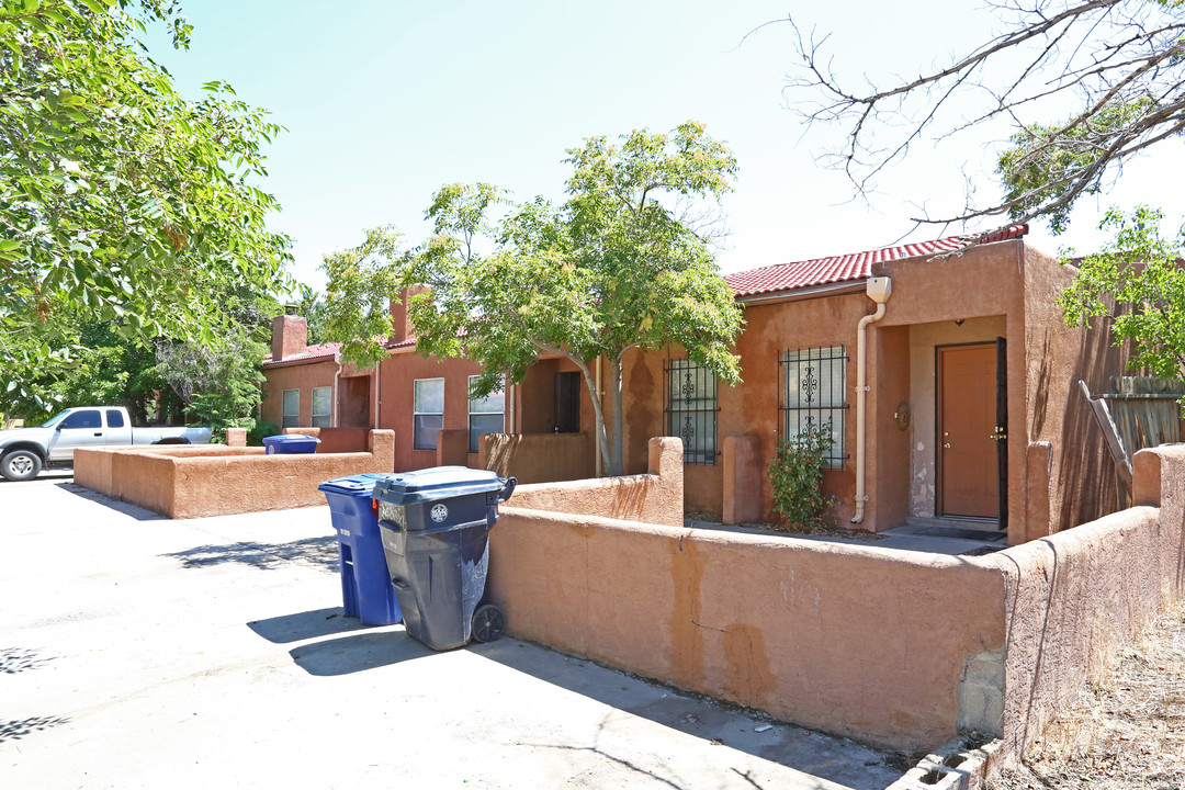 318-320 Columbia Dr SE in Albuquerque, NM - Building Photo