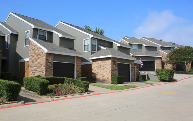 Waterchase Gardens: Charming Townhomes in ... in Fort Worth, TX - Foto de edificio - Building Photo