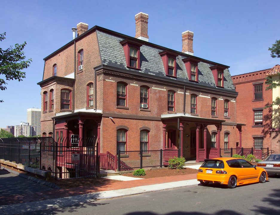 New Court Terrace in Springfield, MA - Building Photo