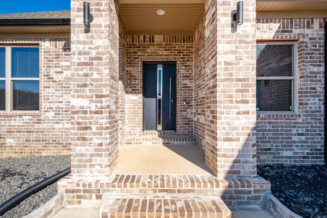 7922 Kanis Pines Dr in Little Rock, AR - Building Photo