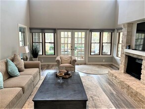 105 Birdie Dr in The Hills, TX - Building Photo - Building Photo