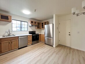 14 Golden Gate Cir in Napa, CA - Building Photo - Building Photo