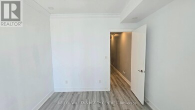 7-607 Grenville St in Toronto, ON - Building Photo - Building Photo