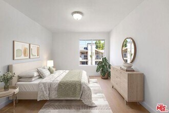 5565 Canoga Ave, Unit 301 in Woodland Hills, CA - Building Photo - Building Photo