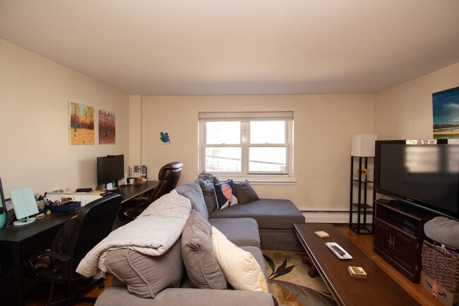 96 Chestnut St, Unit #1 in Brookline, MA - Building Photo - Building Photo