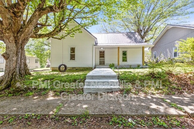 300 W Railroad St in Dickson, TN - Building Photo - Building Photo