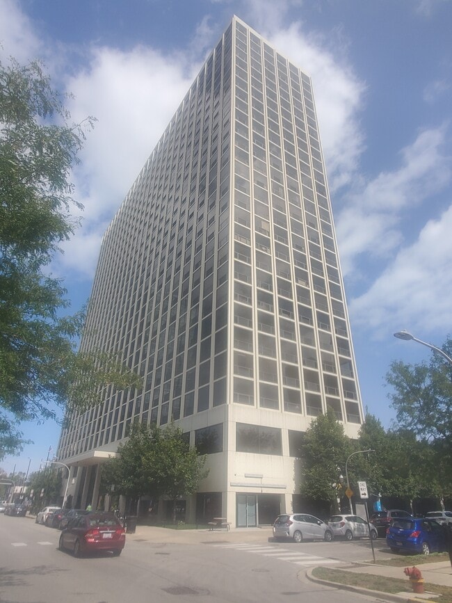 property at 4343 N Clarendon Ave