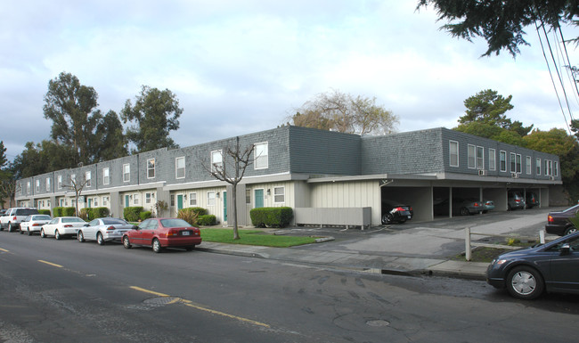 Colony House Apartments in Mountain View, CA - Building Photo - Building Photo