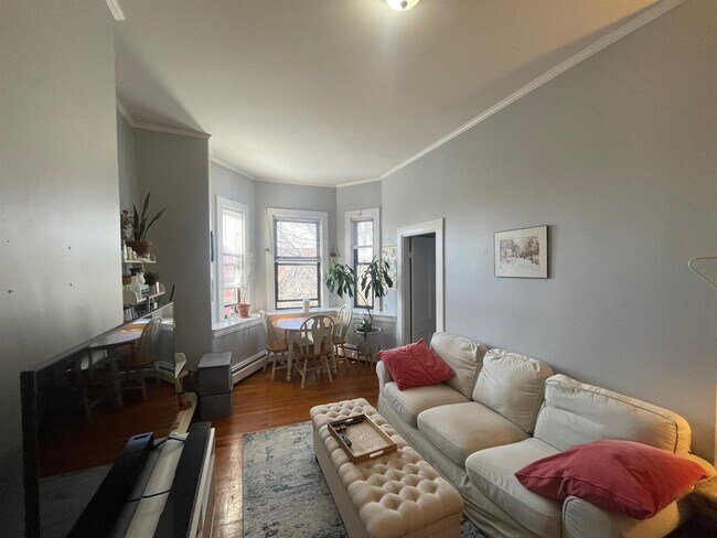 61 Adams St, Unit 3 in Somerville, MA - Building Photo - Building Photo