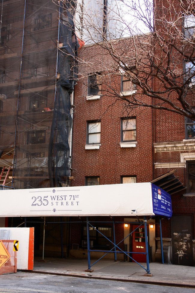 229 W 71st St in New York, NY - Building Photo - Building Photo