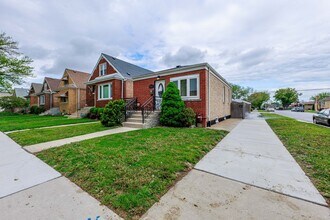 5557 S Kildare Ave in Chicago, IL - Building Photo - Building Photo