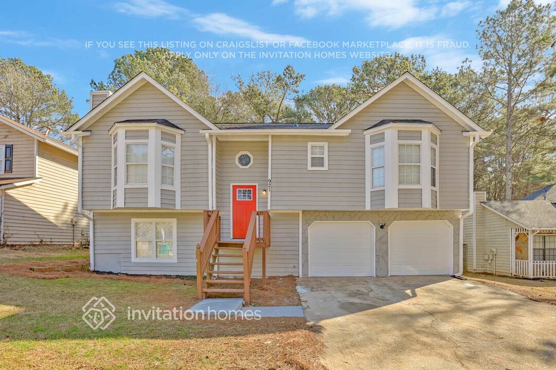 921 Lake Watch Dr in Stone Mountain, GA - Building Photo