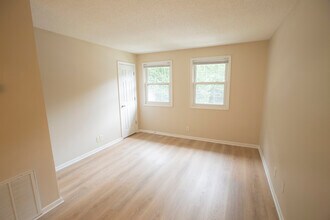 34 Canteberi Ct in Asheville, NC - Building Photo - Building Photo