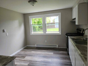 14 Park St, Unit #4 in Phoenix, NY - Foto de edificio - Building Photo