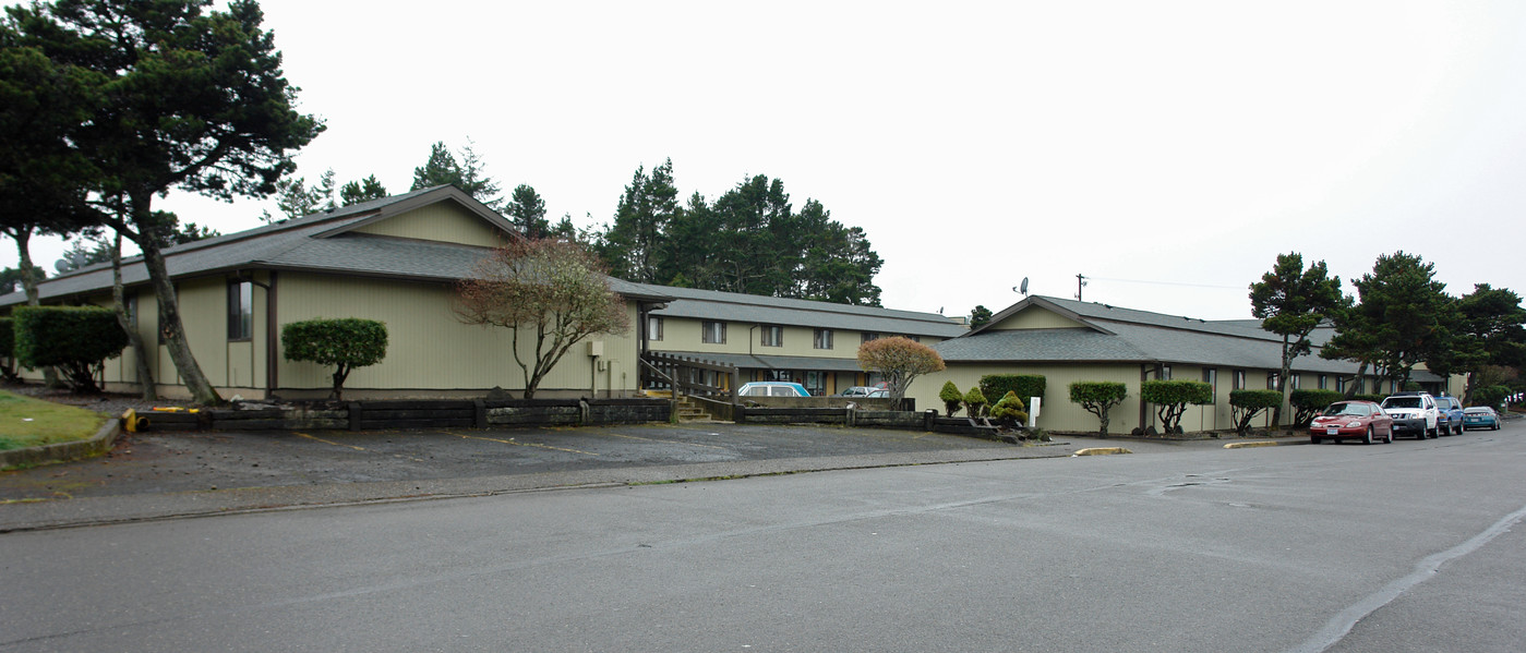 Timber Apartments in Florence, OR - Building Photo