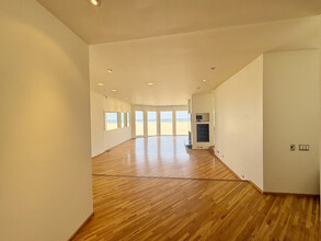 3505 Ocean Front Walk, Unit 3505 in Marina Del Rey, CA - Building Photo - Building Photo