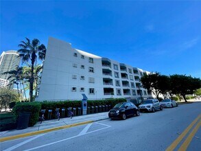 1401 Bay Rd in Miami Beach, FL - Building Photo - Building Photo