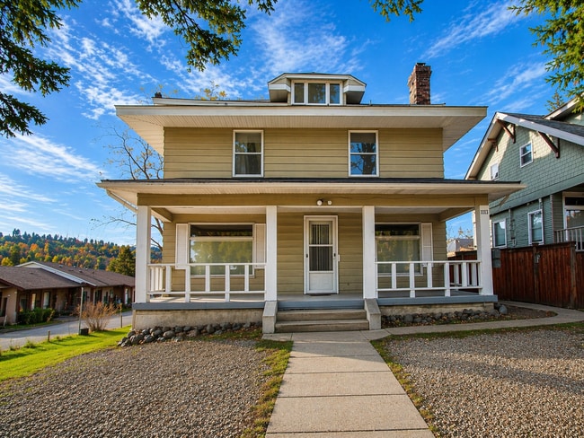 property at 1212 S Oak St