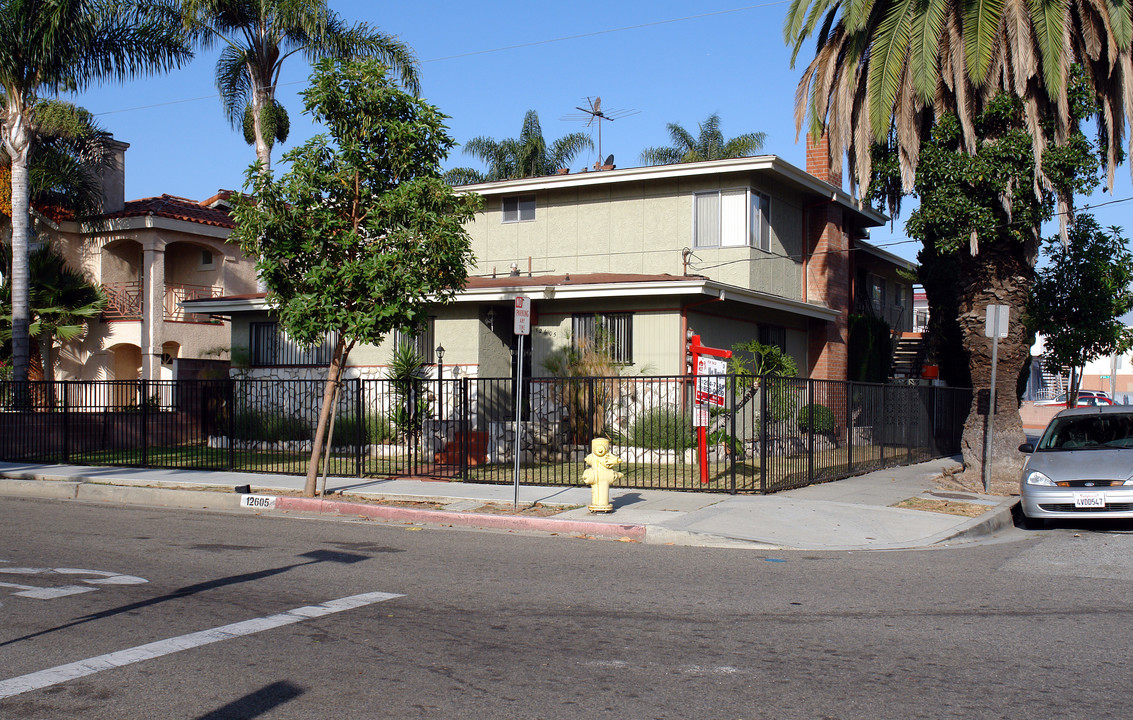 Cedar Apartments in Hawthorne, CA - Building Photo