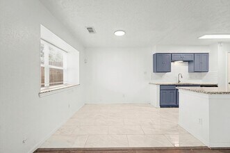 8334 Country View Dr in Houston, TX - Building Photo - Building Photo