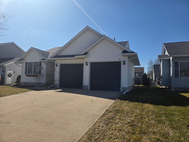 905 Cypress Dr in Colona, IL - Building Photo - Building Photo