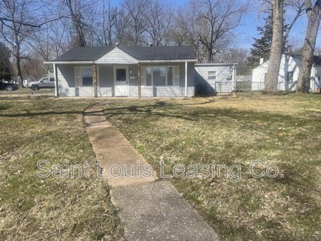 1105 Sansu Ln in Florissant, MO - Building Photo - Building Photo