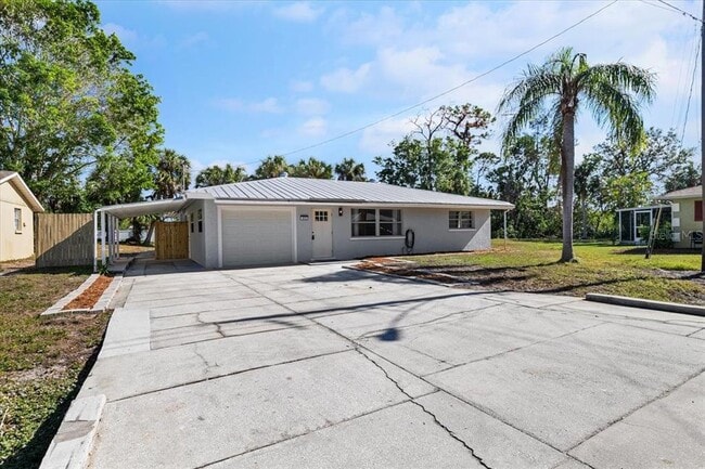 6243 Carlton Ave in Sarasota, FL - Foto de edificio - Building Photo