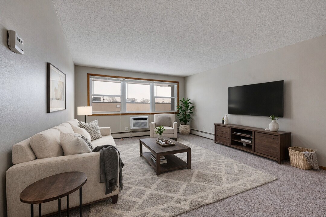 Queen Terrace Apartments in Richfield, MN - Building Photo