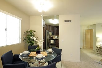 Axiom La Jolla in San Diego, CA - Foto de edificio - Building Photo