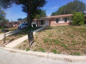 221 Park Ln in Universal City, TX - Building Photo