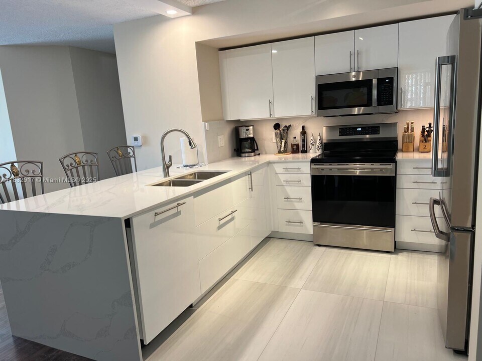 19901 E Country Club Dr, Unit 2202 in Miami, FL - Building Photo