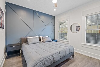 2009 W Dekle Ave-Unit -Unit 2 in Tampa, FL - Building Photo - Building Photo