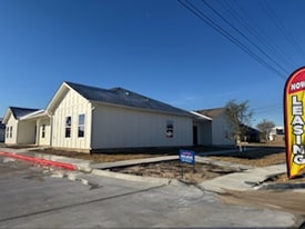 1901 E Sabine St, Unit 303 in Victoria, TX - Building Photo