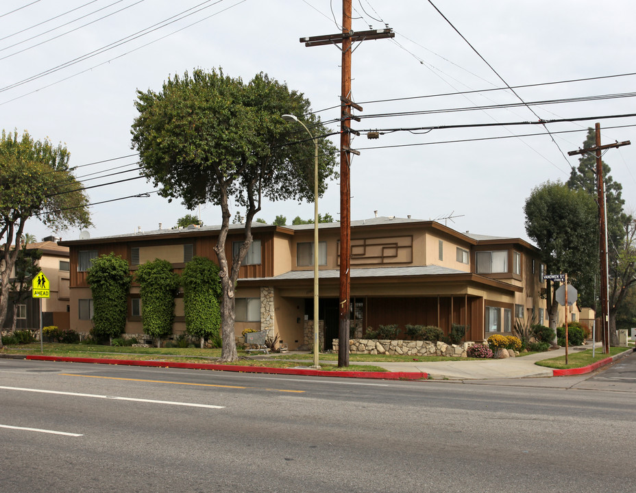 17411 Vanowen St in Van Nuys, CA - Building Photo