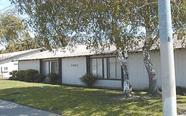 Fourplex in Modesto, CA - Building Photo