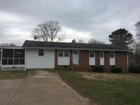 1122 E Mcintosh Rd in Griffin, GA - Building Photo