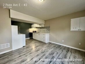 2 Park Ave E in Brantford, ON - Building Photo - Building Photo