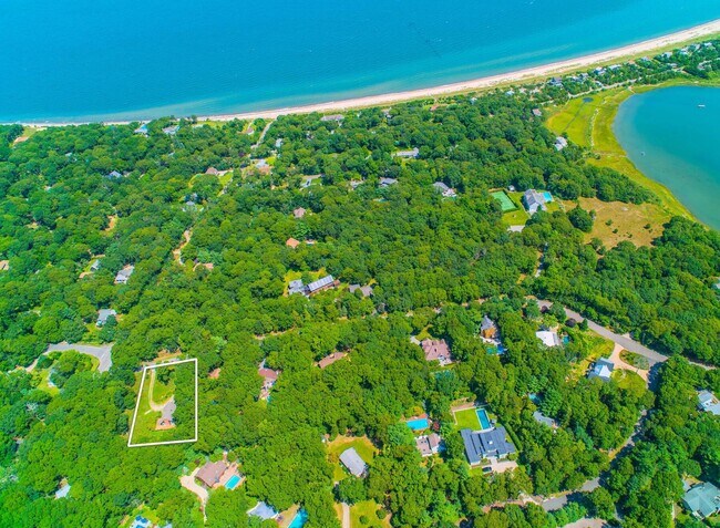 83 3 Mile Harbor Dr in East Hampton, NY - Building Photo - Building Photo