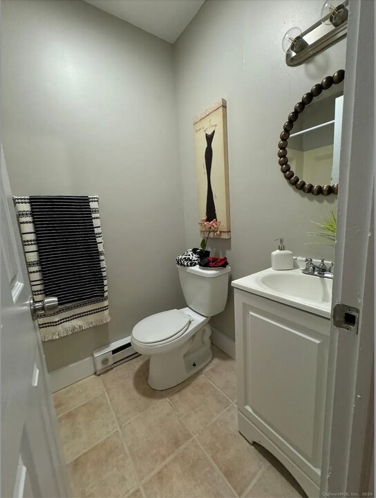 208 Buckingham St, Unit Apartment 1 in Waterbury, CT - Building Photo