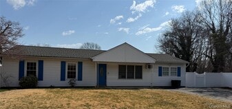 549 Blue Point Rd in Farmingville, NY - Building Photo