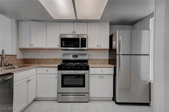 8070 W Russell Rd in Las Vegas, NV - Building Photo - Building Photo