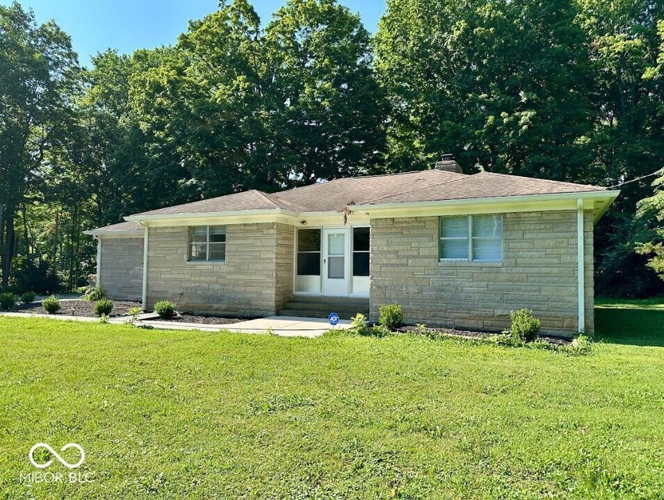 5433 Shelbyville Rd in Indianapolis, IN - Building Photo