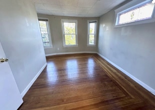 14 Dow St, Unit 2 in Somerville, MA - Foto de edificio - Building Photo