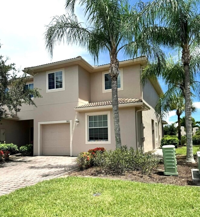 3874 Cherrybrook Loop in Ft. Myers, FL - Foto de edificio