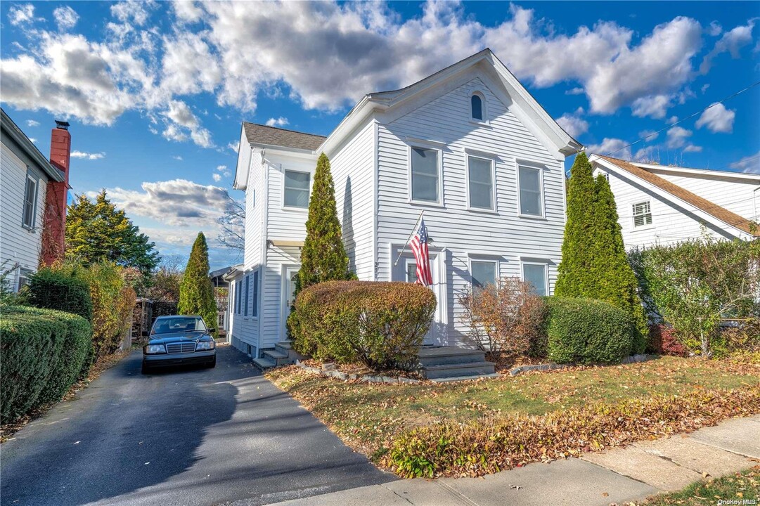 231 5th Ave in Greenport, NY - Building Photo