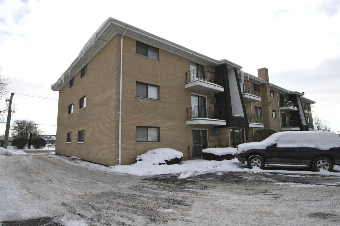 Oneida Court Apartments in Joliet, IL - Building Photo