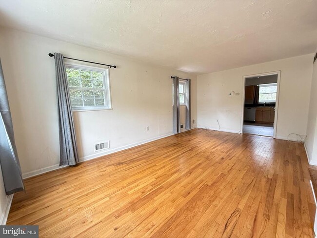 5835 Mt Vernon Dr in Alexandria, VA - Foto de edificio - Building Photo