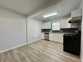 150 Huisache St in Lake Jackson, TX - Building Photo - Building Photo