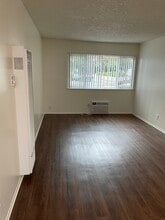 La Villa Mesa in San Pedro, CA - Building Photo - Building Photo