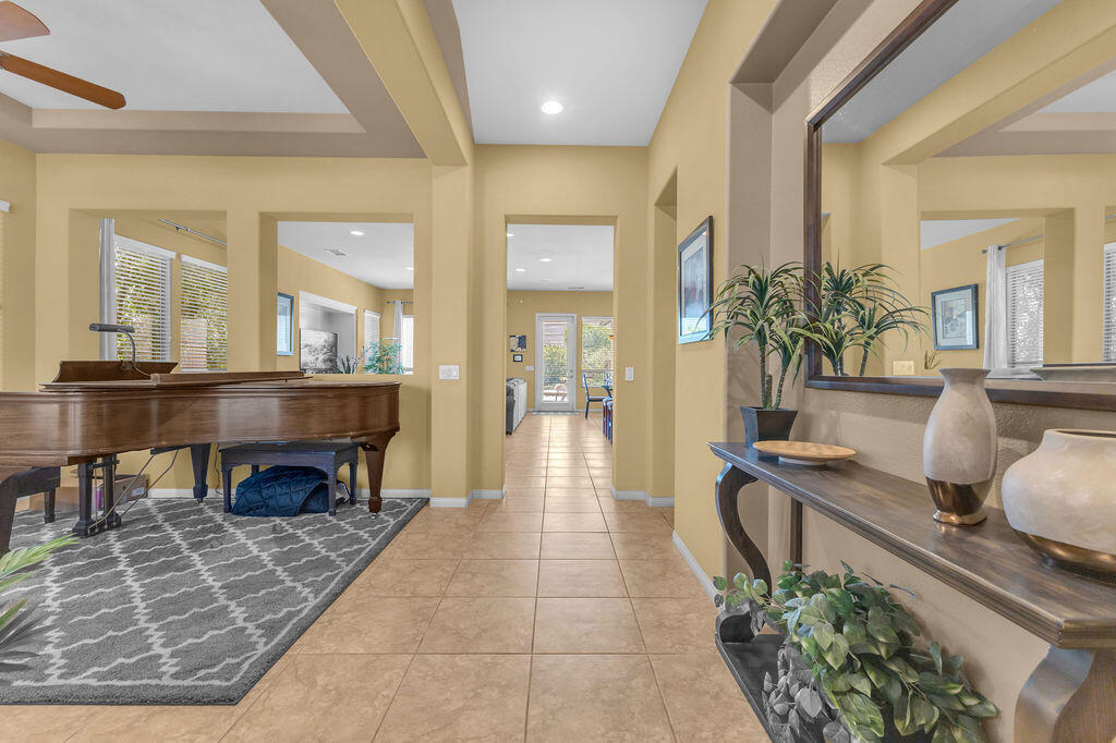 320 Via Napoli in Cathedral City, CA - Building Photo